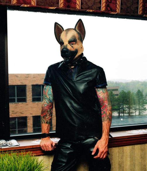 Love this pic from CLAW 2016. Cred To Zak for the great pics. More here Vice -> http://www.vice.com/read/photos-of-fetish-enthusiasts-at-a-midwestern-leather-convention