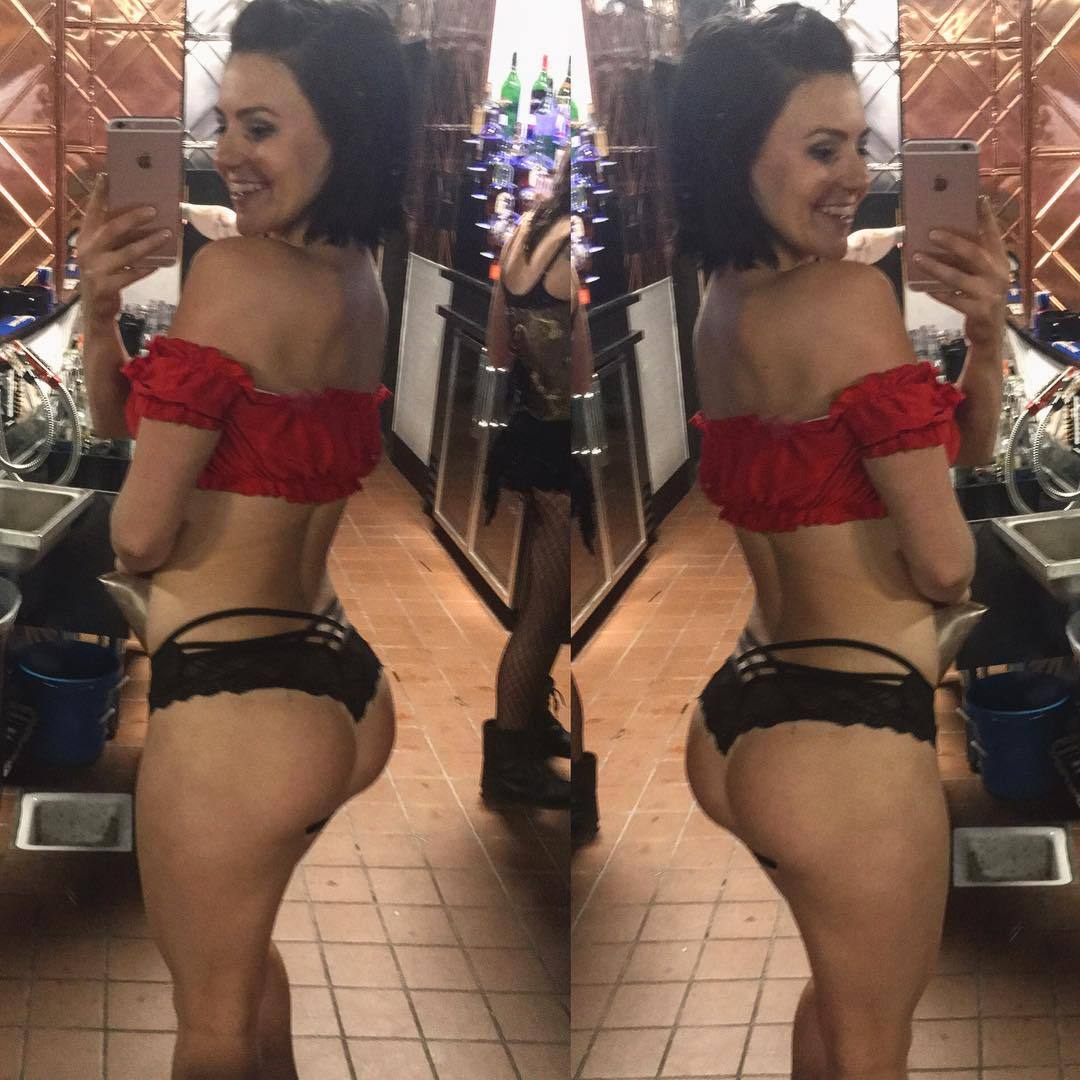 stripper-locker-room:  f0xiem0xie