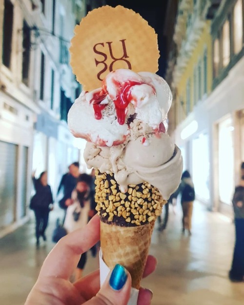 SuSo Gelato Venice . . . #venice #gelatotecasuso #suso #gelato #italy #buildings #city #travel #trav