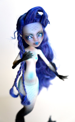 lemondread:  Sirena Von Boo So far I really love the new Freaky Fusion girls!  I’m excited to try the other ones, but Sirena’s skin was SO much fun to work with :)  It’s actually got the opalescent powder in the vinyl so it won’t wipe off her