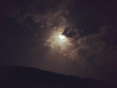 12 agosto 2019 23.50 La Luna non si cattura… non con un medio smartphone. #sardegna #luna #mo