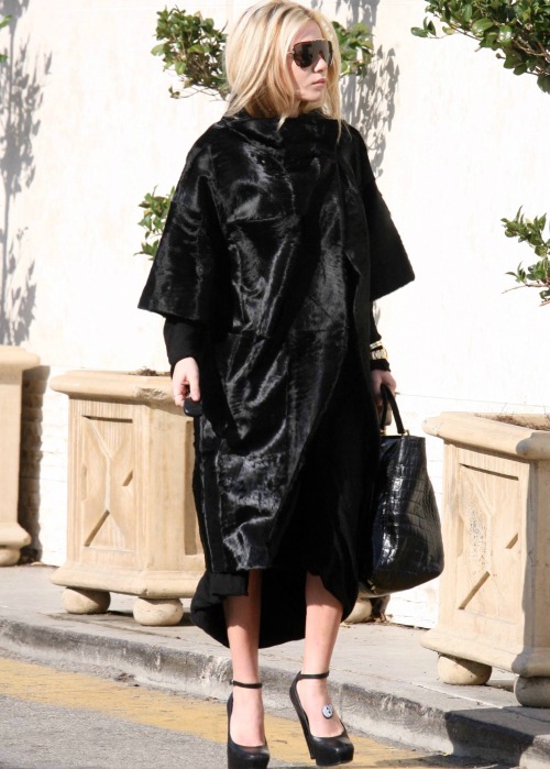 popculturediedin2009:Ashley Olsen out in Los Angeles, January 2007