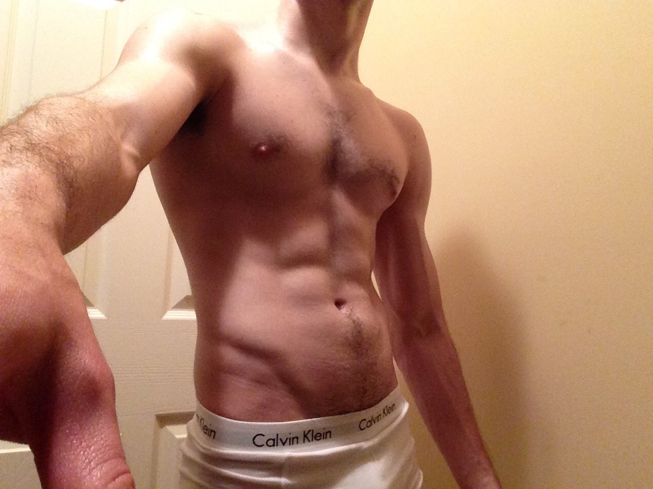 intimateminds:  Showing them muscles eh? Thank you, go say hi to cunning-dom -Z 