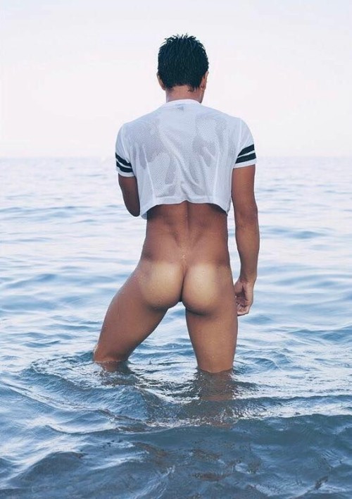 Now that’s a butt made for a speedo!!