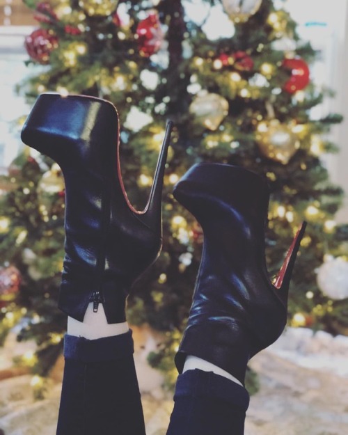 It’s Christmas picture day!! #louboutinworld #dafbooty #christianlouboutin #daffodile #redbottoms #h