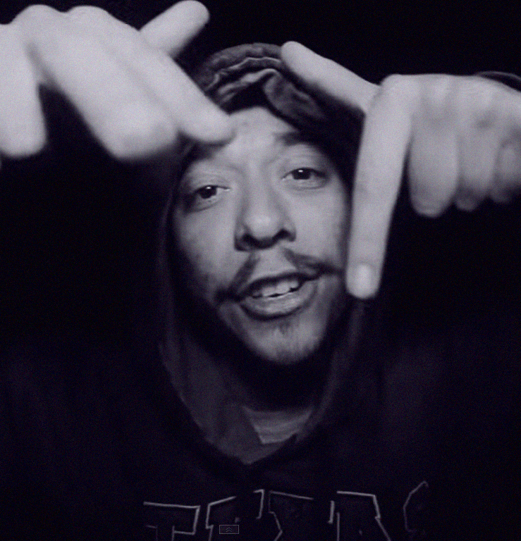 rap4lif3:  Tu eliges ser leyenda yo elegí vivir contento. 