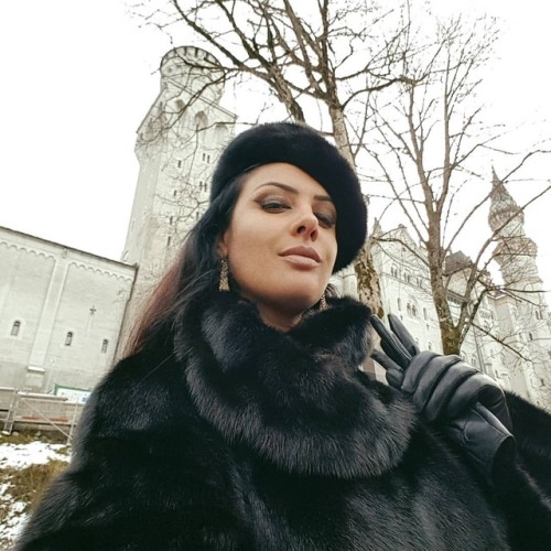 Today I visited #Neuschwanstein castle.#travel #winter #fur #mink #gloves(at Bayern, Germany)https:/