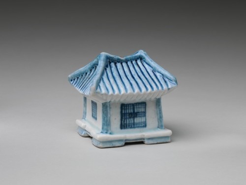 met-asian: 백자 청화 집 모양 연적 조선|白磁靑畫家形硯滴 朝鮮|Water dropper in the shape of a house, Metropolitan Museum o