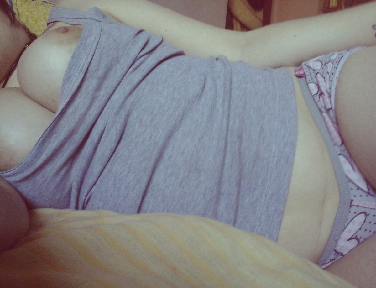 balcanfuckdoll:  Comfy cunt ♡