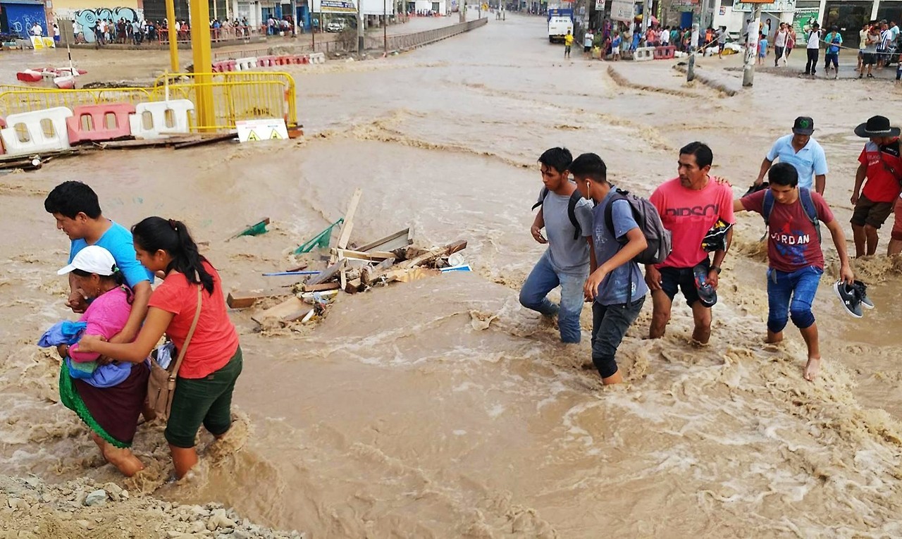 Desastre en Perú: Decenas de muertos, inundaciones, avalanchas de barro y piedras causadas por la temporada de lluvias. El fenómeno climático ya afectó a más de 546.000 personas y destruyó 6.500 viviendas, 27 escuelas y un centro de salud. No hay...