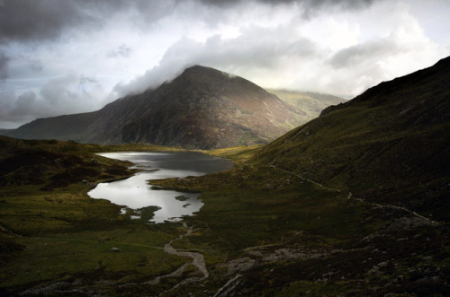 oldshrewsburyian:@alexmurison: Early morning sun peeking up the Ogwen Valley