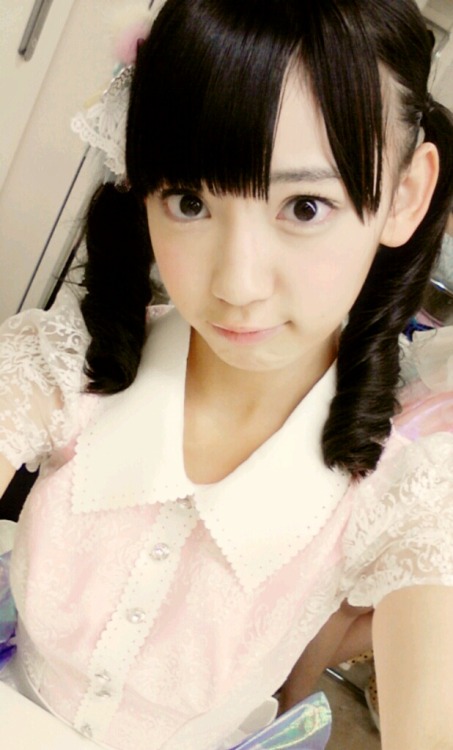 yukirena88:  Sakura found a board promoting hatsukoi butterfly at a music shop and someone also wrot