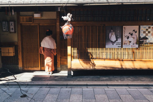 tsuyoshinges:  かけがえない時間を共にした人が、いつか自分を通り過ぎて行くとき、追いかけて振り返らせることよりも、じっと背中を見つめながらその人の人生に関われたということを誇ろうと思いま