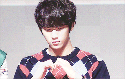 sandeol:  channie making different hearts （●´∀｀）ノ♡ 