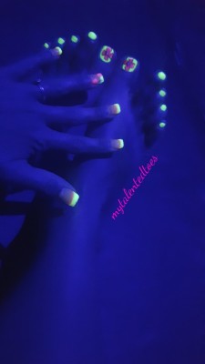 mytalentedtoes:  Showing off my mani/pedi in the blacklight… 😍