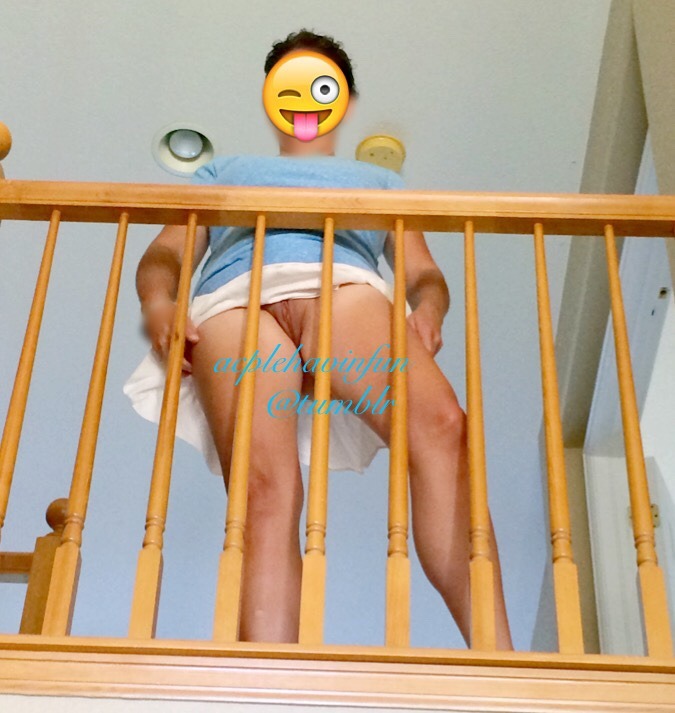 acplehavinfun:  acplehavinfun:  Pussy flash from upstairs 😍