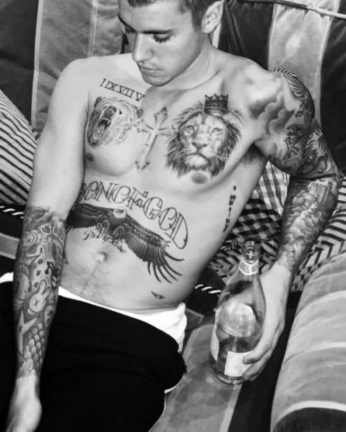 famousdudes: Justin Bieber is not one of the celebrities who are shy when it comes to their body.