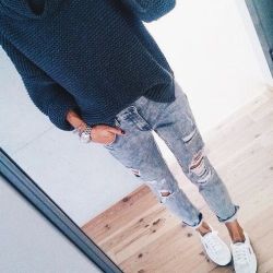 thestylewiki:  Chunky Sweater / Ripped Jeans