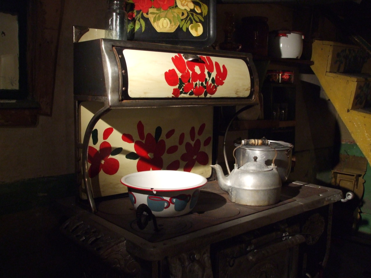 girlyhandwriting:  Maud Lewis and her house.