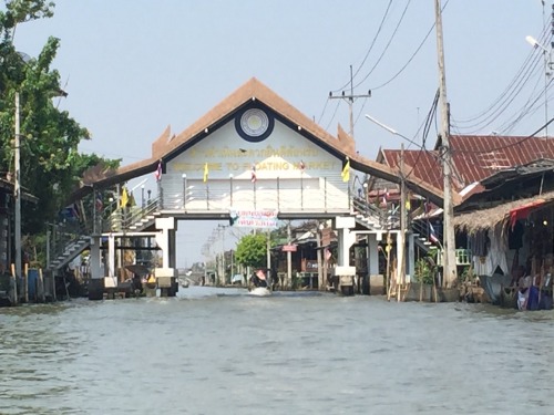 Damnoen Saduak Floating Market ~ Ratchaburi, ThailandFloating markets are quite common through Tha