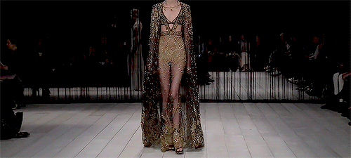 evermore-fashion:  Alexander McQueen Fall 2016 Ready-to-Wear Collection