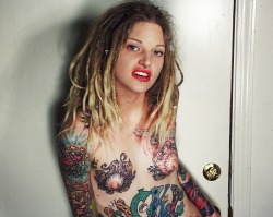 Extreme Tattoos und Piercings bei Frauen