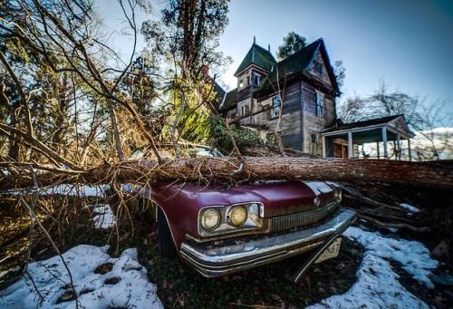 abandonedandurbex:  Abandoned house and car - MY IG @forceofhabit
