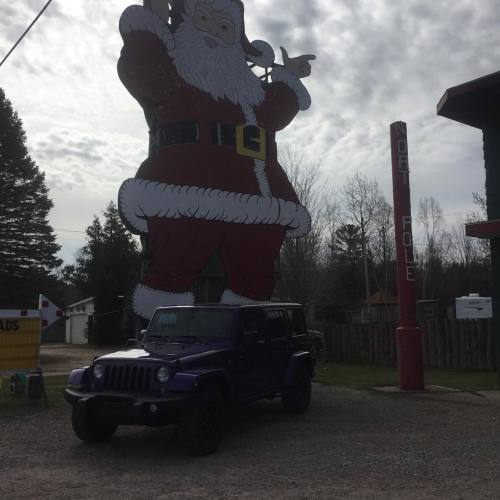 mrswheelersblog: Santa! #christmasmichigan #santa #jeep #justjeeping #jeepwrangler #jeeplife (at Chr