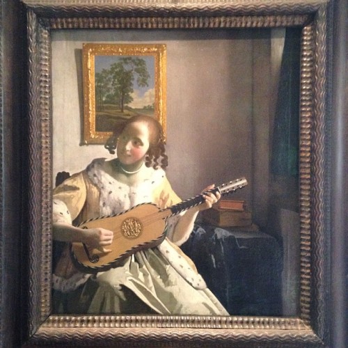 Went for a walk in the park and discovered this! #vermeer #theguitarplayer #art #masterpiece #painting (at Kenwood House)