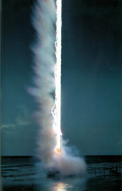 sixpenceee:The exact moment when lightning