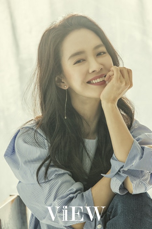 Song Ji Hyo beauty view poster.. (cre:송지효의 뷰티뷰)