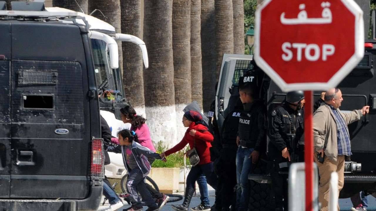 Baño de sangre. La toma de rehenes en Túnez culmina con 17 turistas europeos muertos
También murieron dos terroristas. Un comando armado tomó por asaltó un famoso museo, donde había al menos 200 visitantes extranjeros. Las víctimas son de Alemania,...