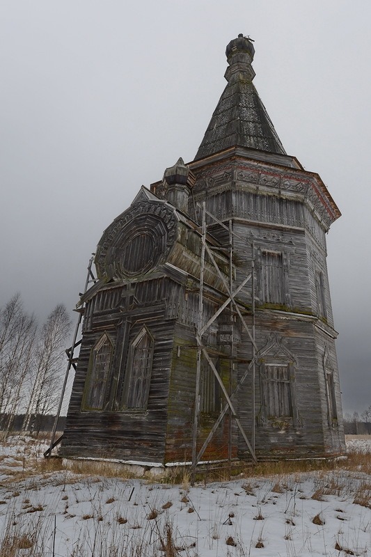 statues-and-monuments:   statues-and-monumentsAbandoned Church, Kargopol, Russia Photographer: