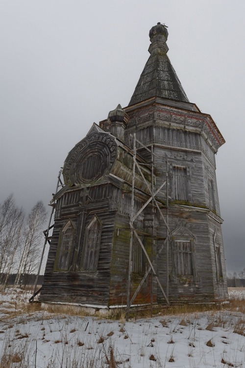 statues-and-monuments:   statues-and-monumentsAbandoned Church, Kargopol, Russia Photographer: deni-spiri 