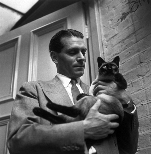 putthison:  Famous style icons and their cats. Via Voxsartoria