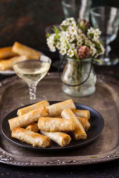 submissivelypleasing:  dustjacketattic:  Caramelized pear & gorgonzola phyllo cigars | drizzle & dip  Whoa!   whoa indeed!