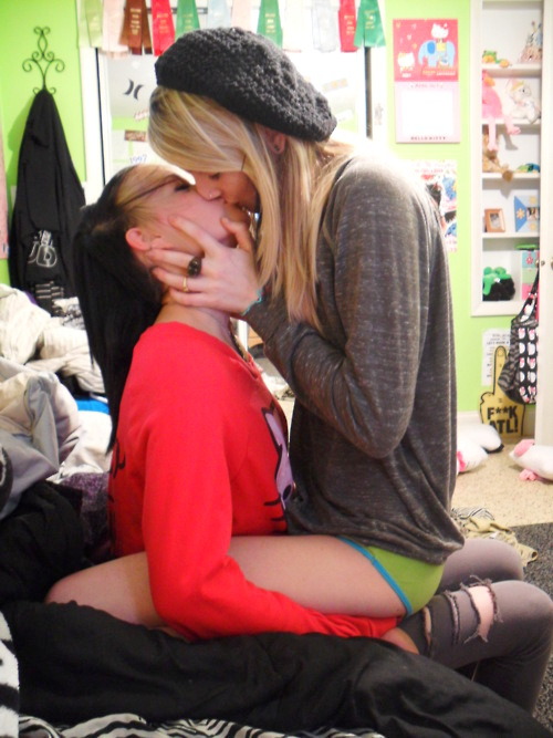 Crazy Girls Kissing