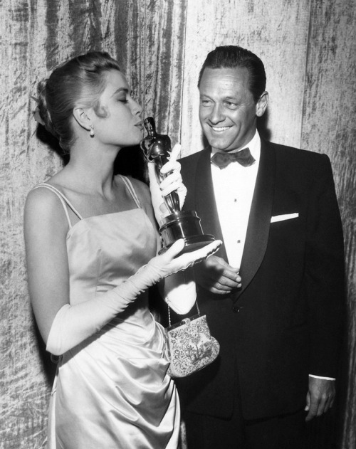 Grace Kelly, with her Best Actress Oscar for The Country Girl, and presenter William Holden / at the