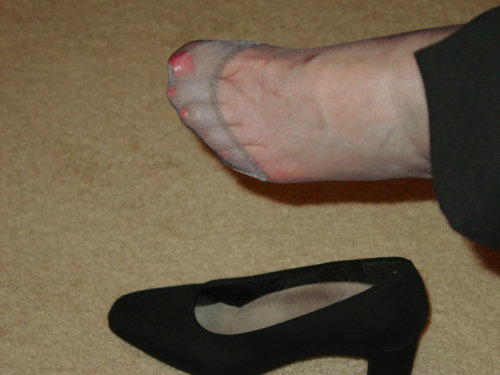 eyeluvfemfeet:  Here’s a few pictures for you dangling fans. Her feet were sure ripe that even