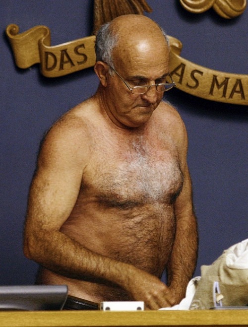 crossipoc:Portuguese deputy, at the meeting. José Manuel Coelho, take off the clothes in protest, af