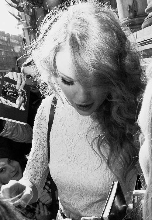 tayllorswifts: Taylor Swift leaving her hotel in London, England // March 23, 2011