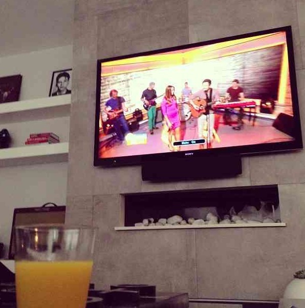 direct-news:  @niallhoran: Glass of OJ and a bit of matt cardle and mel c on daybreak!