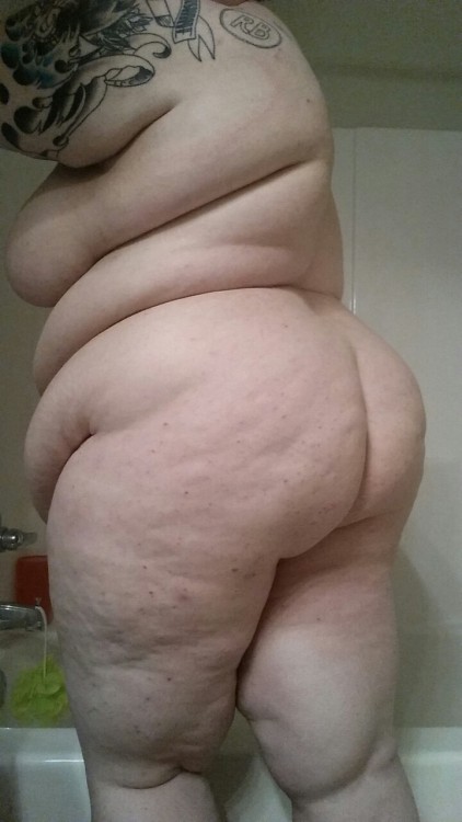 biggirlsrockmyworldx:  knittedbewbs:  Bellie, bewbs, and ass.  Absolute Perfection….