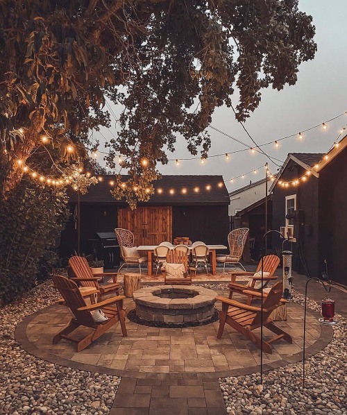 farmhouselove:    Jessica Jelly | Creator What an amazing outdoor space!Shop at our curated Farmhouse Touches store.Help fight housing insecurity by supporting Habitat for Humanity!