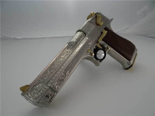 cavalier-renegade:  gunrunnerhell:  Desert Eagle Custom engraved Desert Eagle in