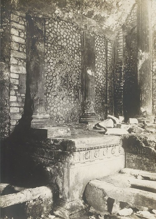 Photograph of an altar found at the Temple of Fortuna Primigenia at Praeneste (modern Palestrina, It
