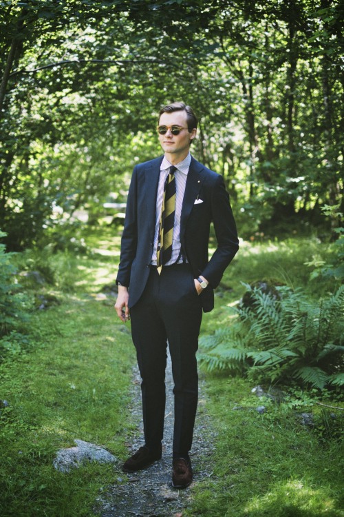 Birthday stroll. Suitsupply Jort navy suit, Belisario MTM shirt and Drake’s tie. 