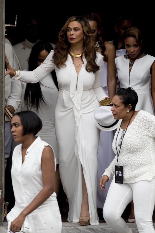 turnthatcherry: beyseybey: islandofmisfits: Queen WOW Beyoncé who?