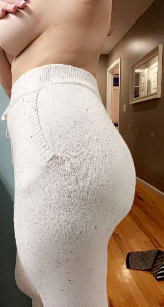 hotrubyred:I love a good pair of comfy pants 😇 #wifey #milf #booty #sexy #hotwife