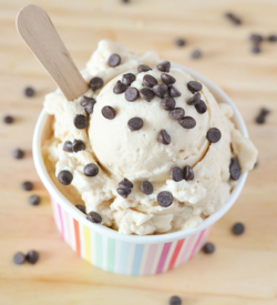 fullcravings:  Folgers Vanilla Latte Ice Cream with Mini Chocolate Chips  Yummy